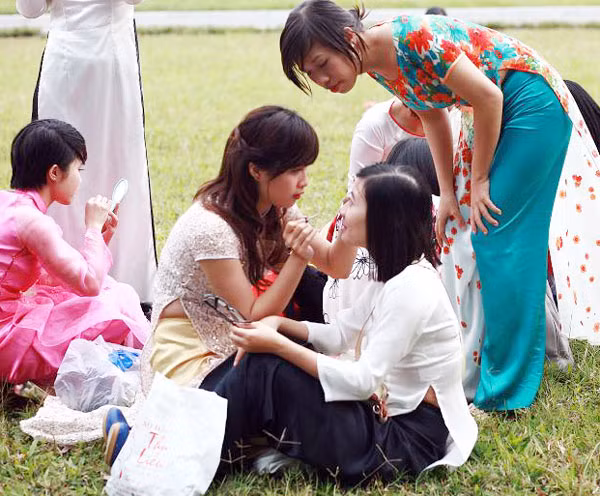 Tranh thủ make up lại trước khi pose ảnh