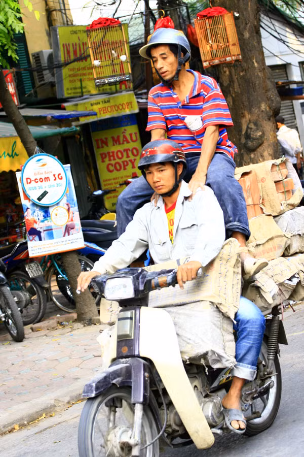 Xe đặc chủng chở gạch và người