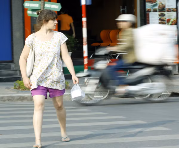 Hoặc "dò dẫm" từng bước như thế này và mắt không ngừng quan sát