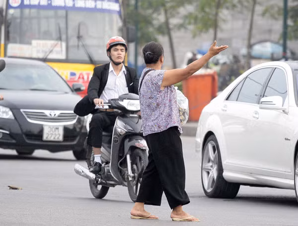 Tay "múa", chân không ngừng đi