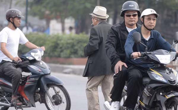 Cụ ông khiến người đi đường phải "né" mệt !