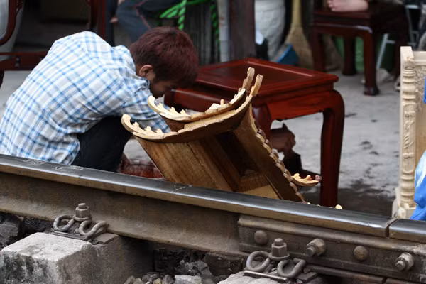Trên một số đoạn, người dân còn sẵn sàng để mọi thứ đồ đạc lỉnh kỉnh lên đường ray