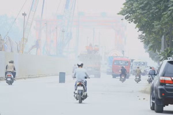 Nhiều đoạn tầm nhìn rất hạn chế do khói bụi mù mịt