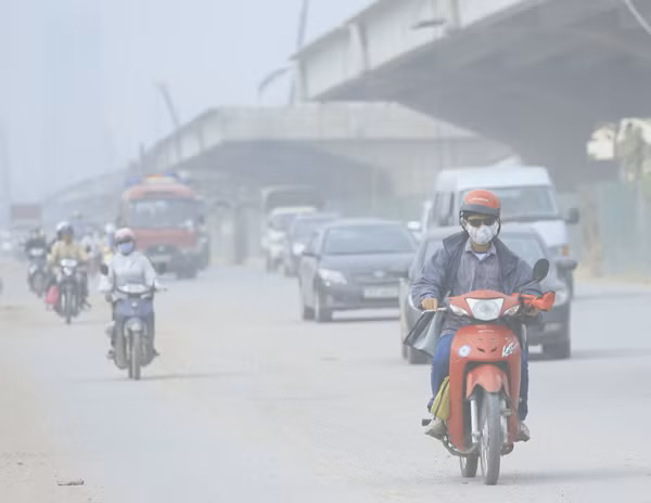 Người nào đi qua đoạn đường này cũng phải bịt khẩu trang kín mít, đeo kính và mặc áo dài tay để chống bụi