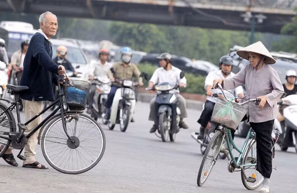 Cụ ông cũng làm điều tương tự