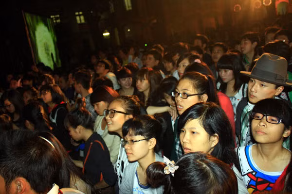 Rất đông các bạn học sinh đến từ các trường khác cũng tới tham dự Aloha Party tại trường THPT Phan Đình Phùng