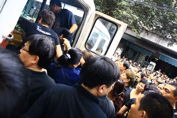 Người thân 2 cháu nghẹn ngào trong giây phút biệt ly