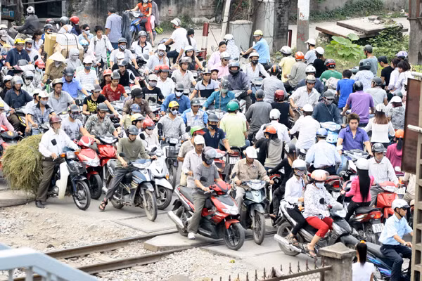 Trong khi đó, một số đoạn đường sắt người cứ nườm nượp băng qua rất thoải mái