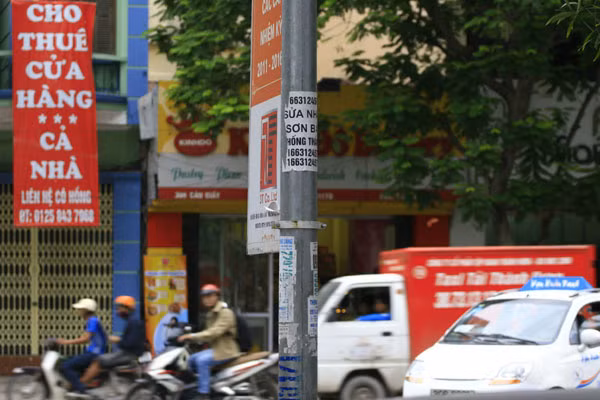 Những chiếc cột đèn đường luôn là điểm rất ưa thích để treo và dán đủ mọi loại rác quảng cáo Những chiếc cột đèn đường luôn là điểm rất ưa thích để treo và dán đủ mọi loại rác quảng cáo