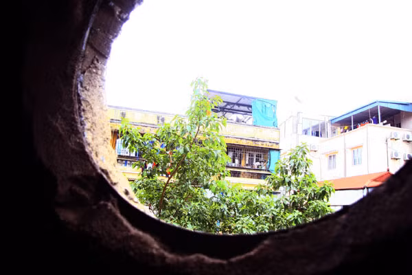 Một ô cửa nhìn từ tháp nước Trung Tự nhìn ra các nhà chung cư bên cạnh