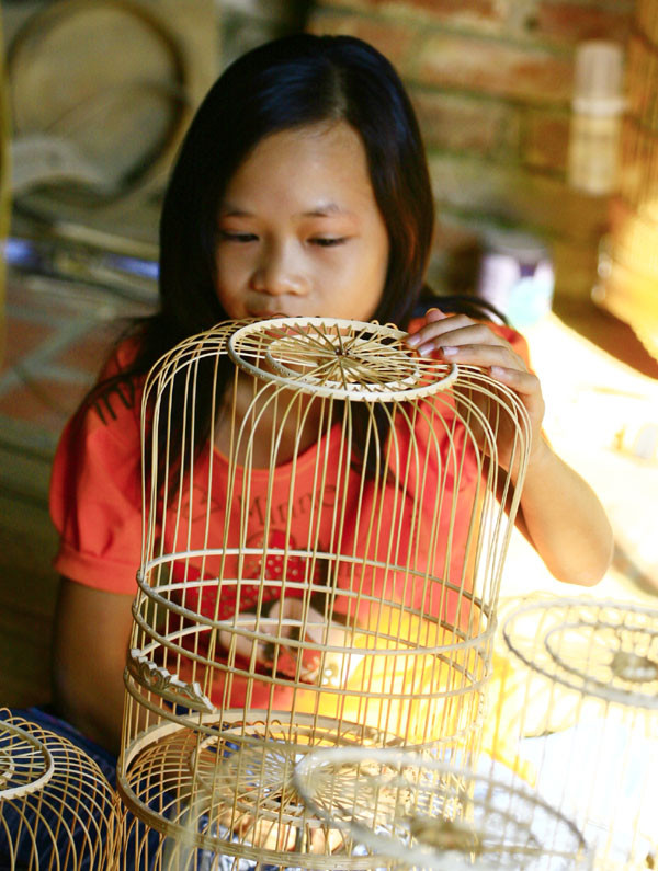 Từ người già đến trẻ em ai cũng rất chăm chỉ chăm chút từng chiếc lồng chim. Giá mỗi chiếc tùy theo độ phức tạp của hoa văn.