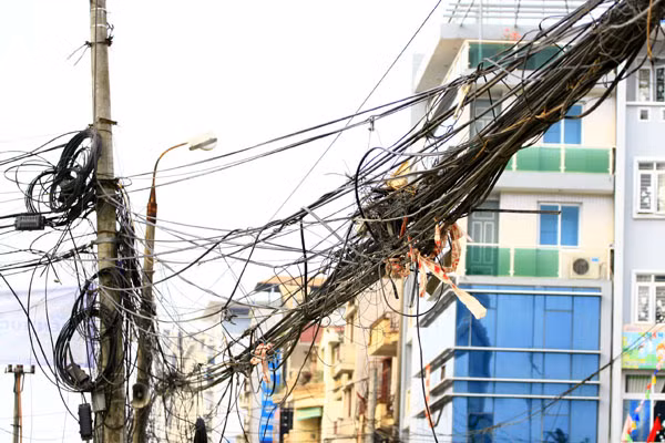 Nặng trĩu những bó dây cáp to đùng vít cột điện Nặng trĩu những bó dây cáp to đùng vít cột điện