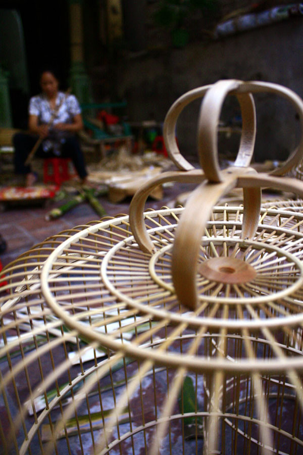 Những chiếc lồng chim dở dang đang chờ hoàn thiện
