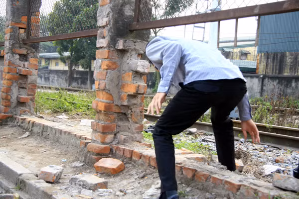 Thậm chí, nhiều đoạn tường sát đường sắt còn được... khoét ra để cho cánh xe ôm, người đợi xe bus đi phóng uế