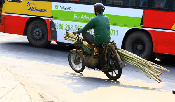 "Chiến mã" chở mía thách đấu với "hung thần" xe bus