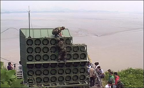 Dù bị dọa bắn vỡ nhiều lần những những dàn loa có thể phát xa 12 km này vẫn kiên trì hoạt động trong suốt thời gian qua