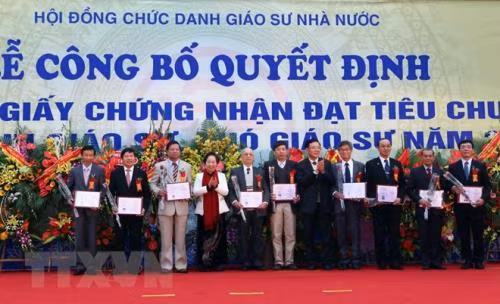 Giáo sư, phó giáo sư được hưởng những "bổng lộc" gì? ảnh 3