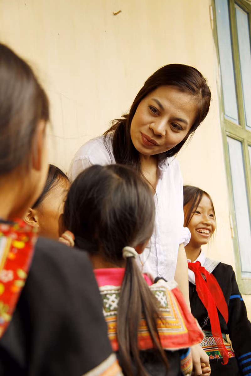 Khi biết trường hợp các em học sinh có hoàn cảnh khó khăn, thiếu thốn Lisa Vân Anh đã không quản ngại trời mưa bão, đường xá xa xôi để lên với các em.