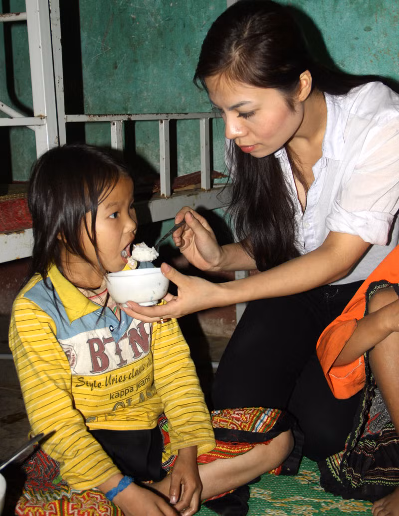 Cô đã hòa vào mâm cơm của các học sinh để được tự tay bón cơm cho các em
