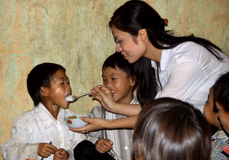 Với những cử chỉ rất gần gũi và ân cần, cô đã chiếm được tình cảm của tất cả các em học sinh nơi đây.