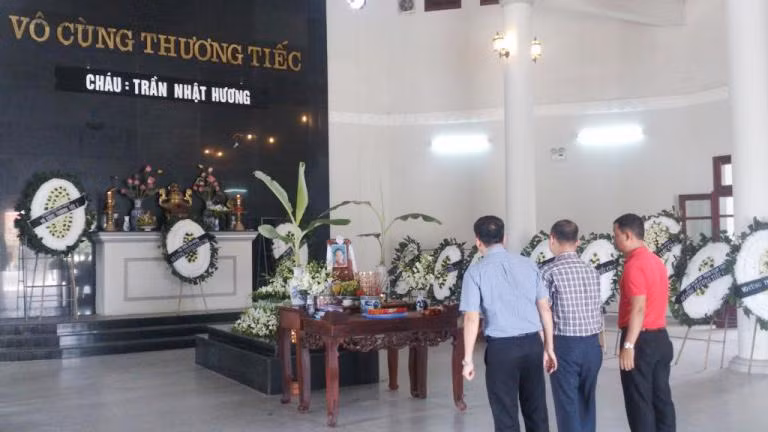 Sáng 29/8, gia đình đã làm lễ an táng cho cháu Hương tại nhà tang lễ bệnh viện Đức Giang. Sáng 29/8, gia đình đã làm lễ an táng cho cháu Hương tại nhà tang lễ bệnh viện Đức Giang.