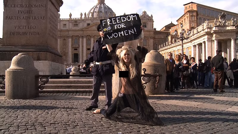 Hoạt động của phong trào FEMEN ở Rome, Italy. Hoạt động của phong trào FEMEN ở Rome, Italy.