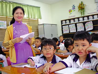 Lương giáo viên hiện nay chưa thể đủ sống khiến nhiều giáo viên phải đi dạy thêm hoặc làm việc khác kiếm sống. Ảnh minh họa