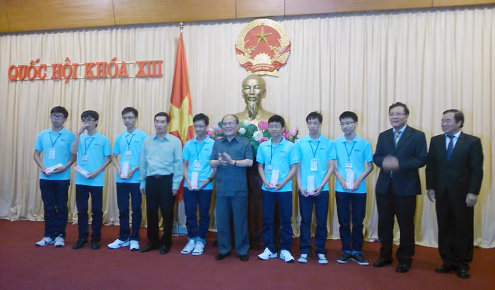 Chủ tịch Quốc hội Nguyễn Sinh Hùng tặng quà cho 7 cá nhân đạt thành tích cao trong học tập. Chủ tịch Quốc hội Nguyễn Sinh Hùng tặng quà cho 7 cá nhân đạt thành tích cao trong học tập.