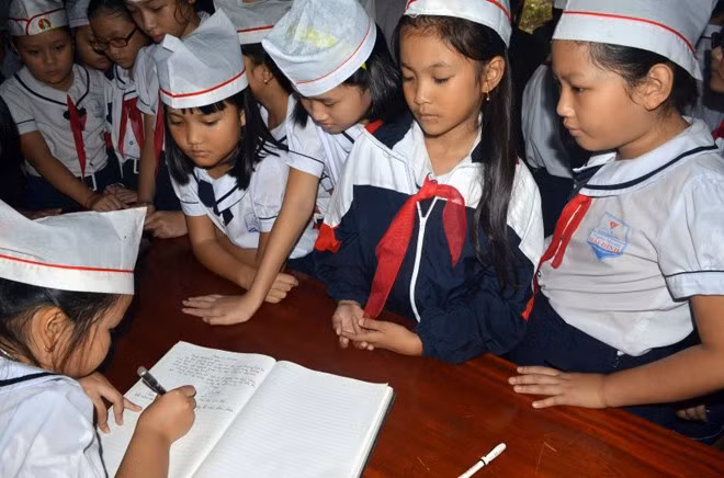 Sau khi làm lễ tưởng niệm, các học sinh viết lưu bút vào sổ tang Đại tướng Võ Nguyên Giáp. Sau khi làm lễ tưởng niệm, các học sinh viết lưu bút vào sổ tang Đại tướng Võ Nguyên Giáp.