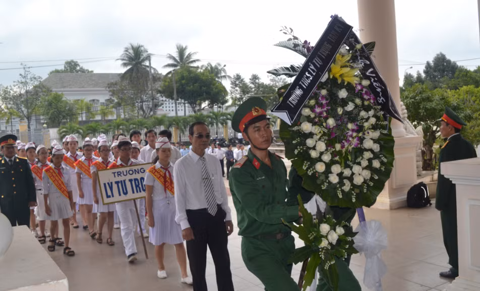 Các em học sinh Trường Tiểu học Trần Quốc Toản, TP Tam Kỳ vào viếng Đại tướng Các em học sinh Trường Tiểu học Trần Quốc Toản, TP Tam Kỳ vào viếng Đại tướng