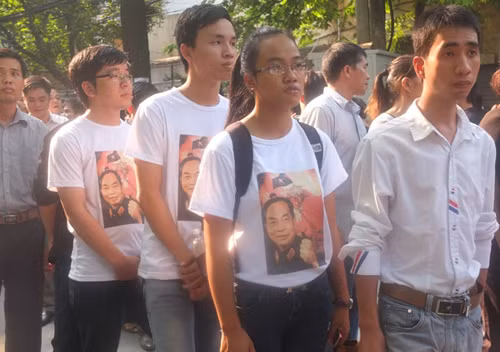 Đoàn học sinh Hà Đông mặc áo phông có in ảnh Đại tướng. Đoàn học sinh Hà Đông mặc áo phông có in ảnh Đại tướng.