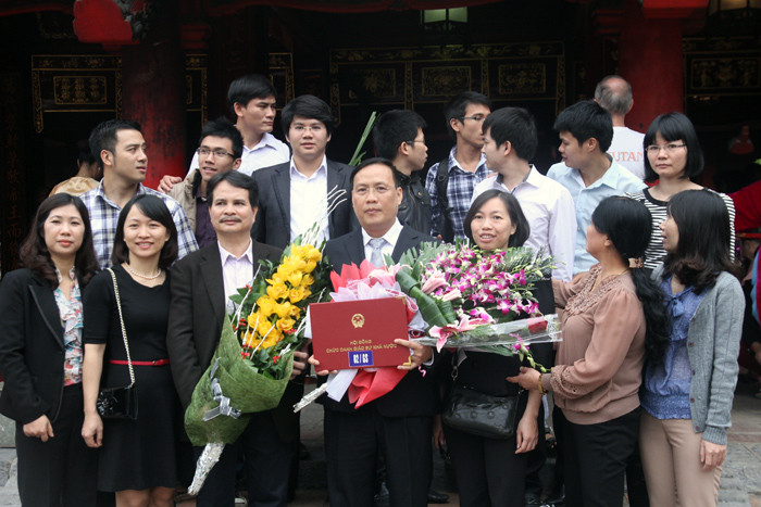 Thầy và trò chung vui với các tân giáo sư năm 2013. Ảnh Xuân Trung Thầy và trò chung vui với các tân giáo sư năm 2013. Ảnh Xuân Trung