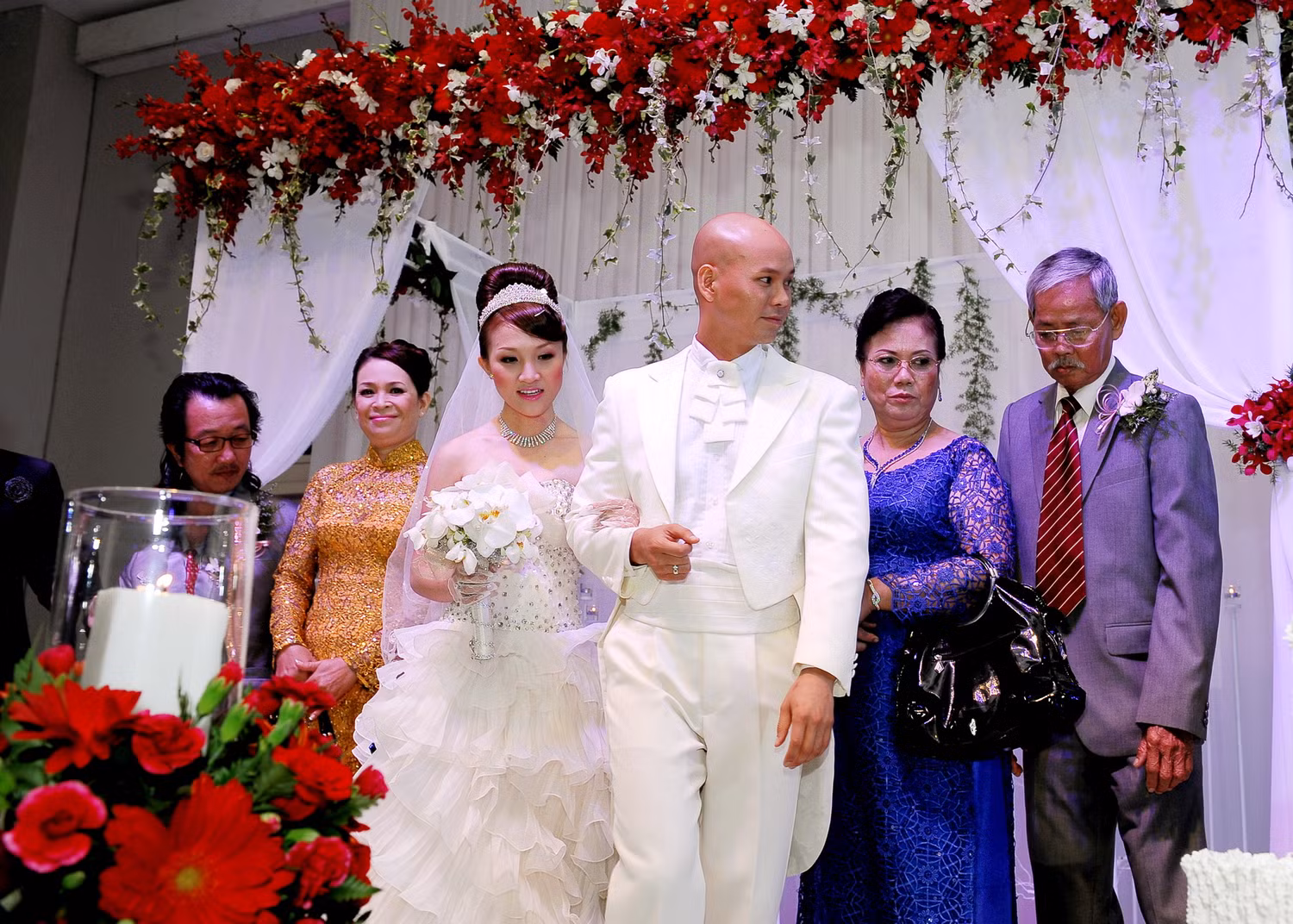 Đôi uyên ương chính thức bước vào cuộc sống hôn nhân, trước sự chứng kiến của hai họ, giới truyền thông, bạn bè…