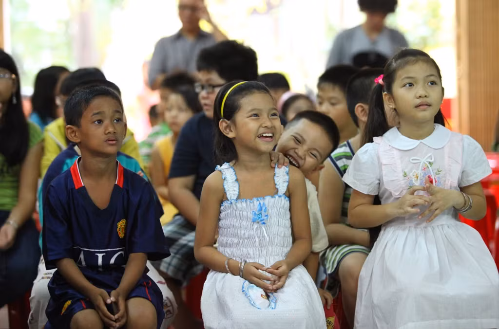 Những nụ cười trong sáng, hồn nhiên của con trẻ. Những nụ cười trong sáng, hồn nhiên của con trẻ.