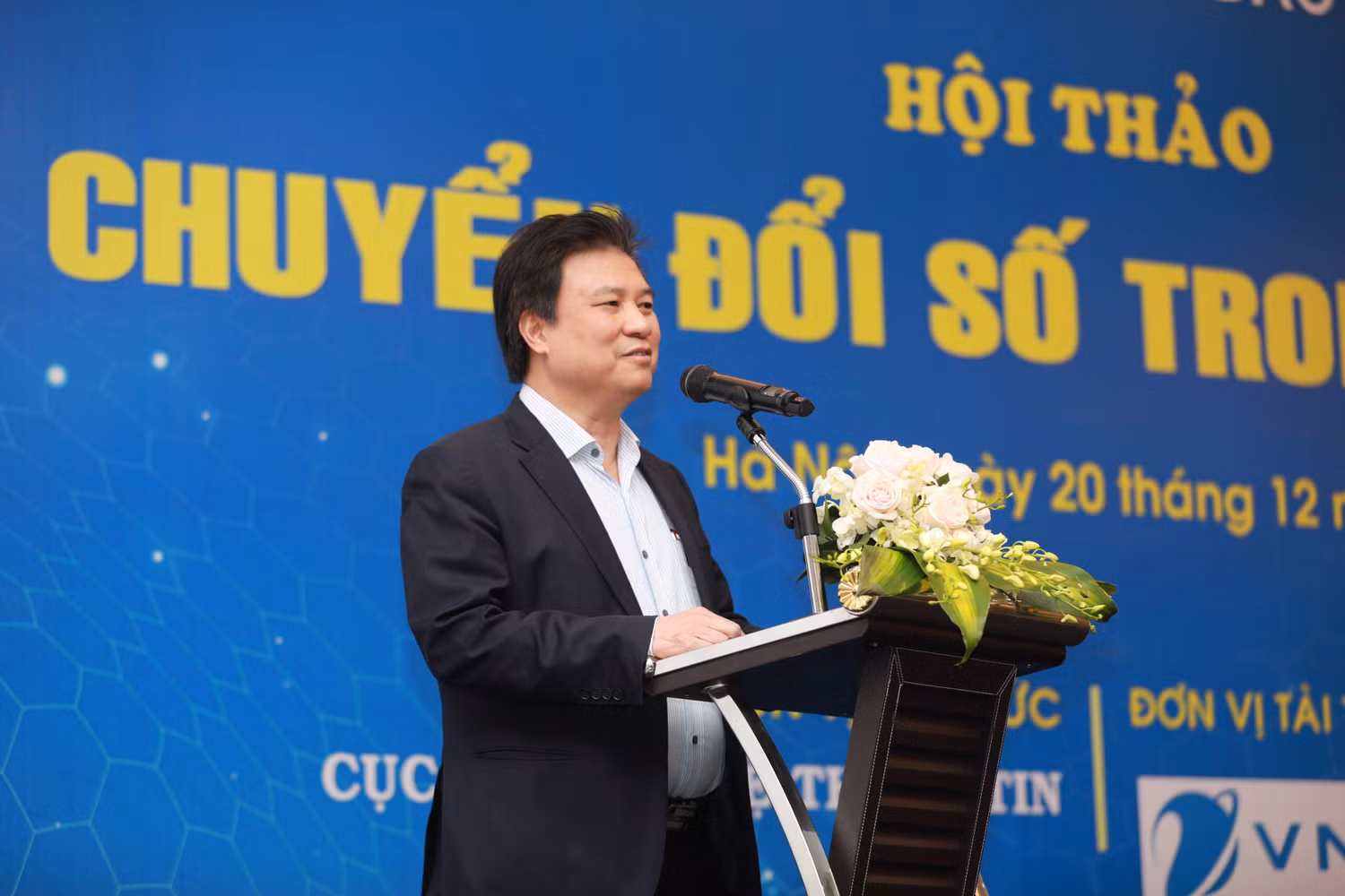 Thứ trưởng Bộ Giáo dục và Đào tạo Nguyễn Hữu Độ phát biểu mở đầu tại buổi hội thảo. Ảnh: DN