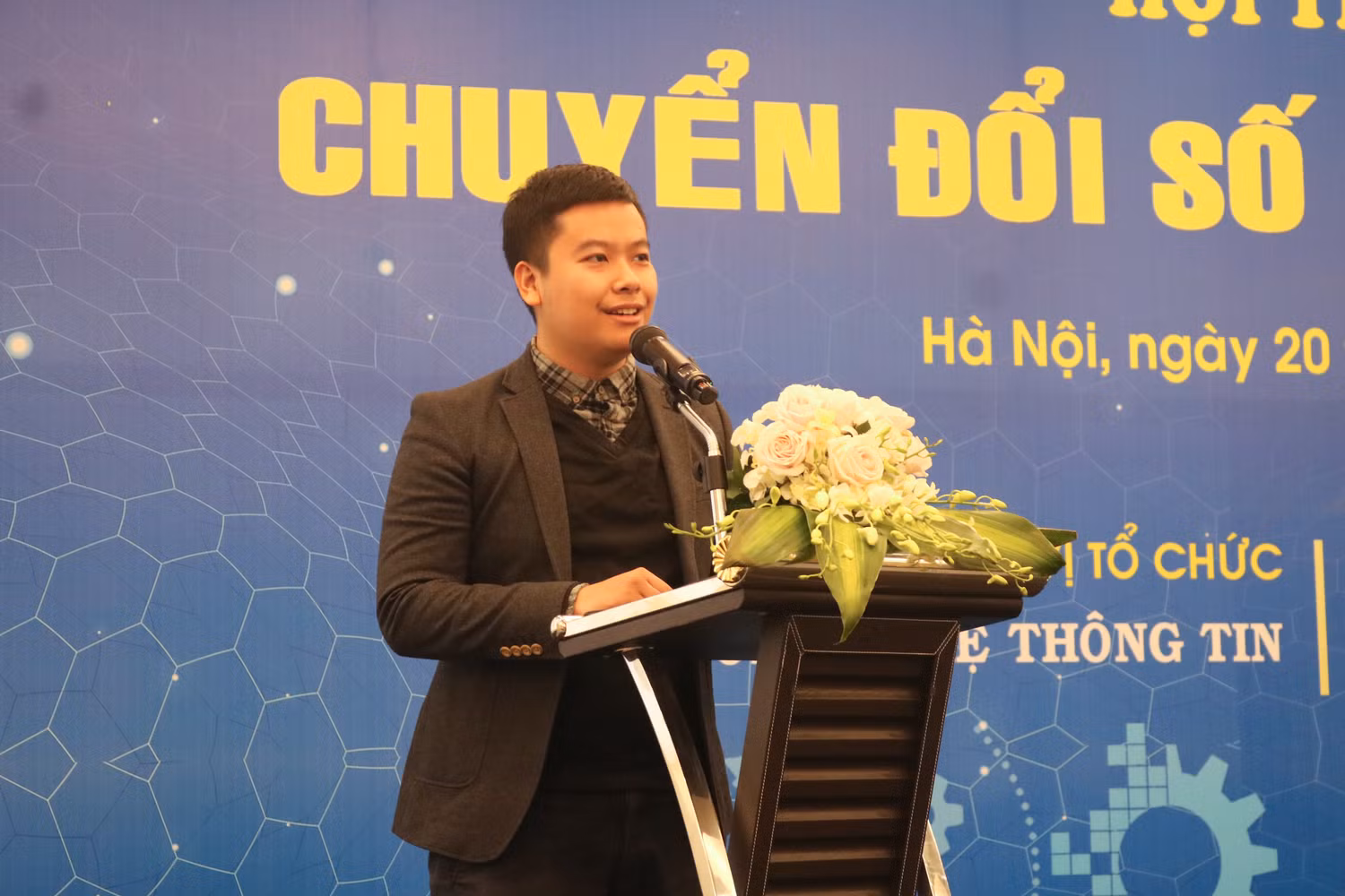 Đại diện Tập đoàn Quảng Ích trình bày tham luận "Giải pháp hỗ trợ chuyển đổi số trong kết nối gia đình với nhà trường". Ảnh: DN