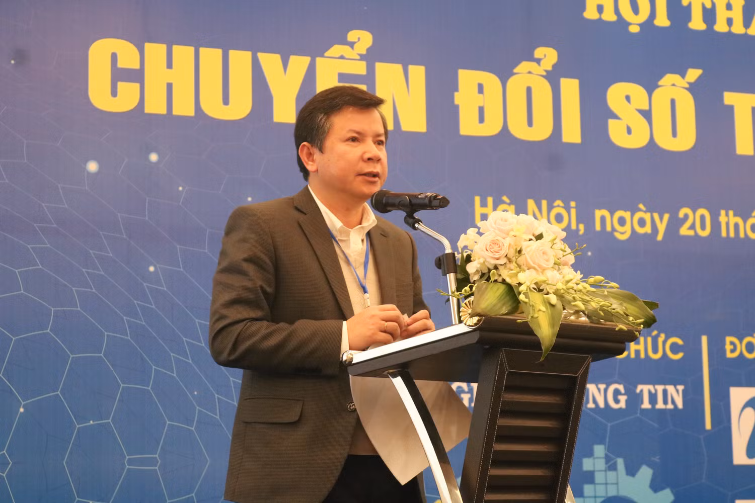 Ông Nguyễn Tân - Giám đốc Sở Giáo dục và Đào tạo tỉnh Thừa Thiên Huế trình bày tham luận "Mô hình, giải pháp triển khai chuyển đổi số tỉnh Thừa Thiên Huế". Ảnh: DN