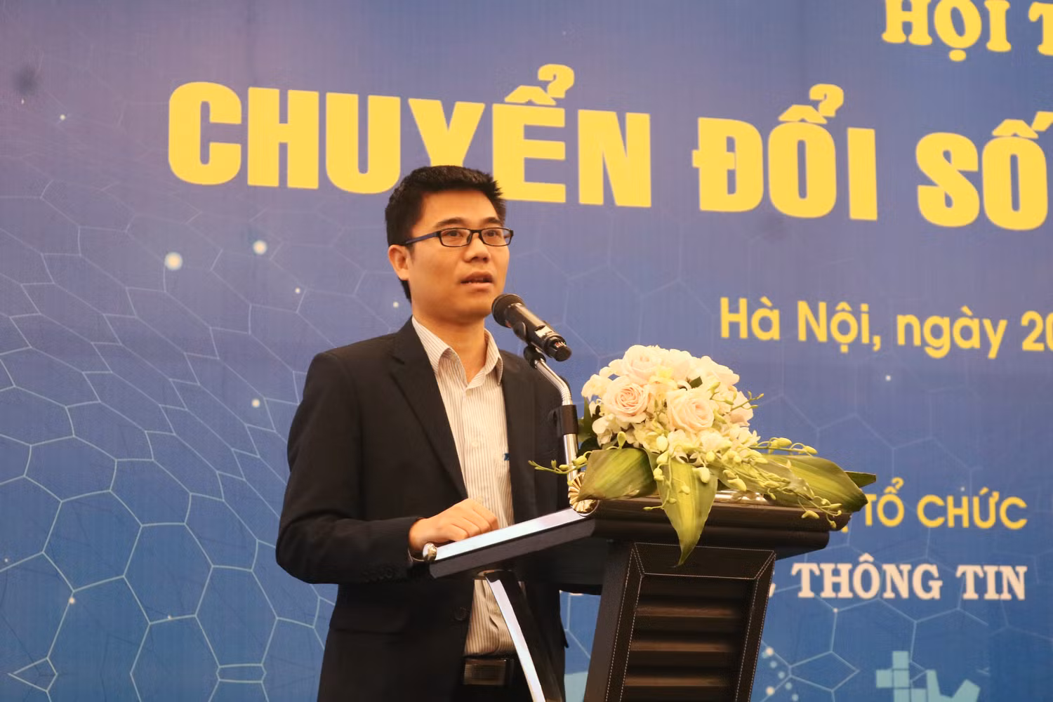 Đại diện Tập đoàn Bưu chính Viễn thông VNPT trình bày tham luận "Mô hình chuyển đổi số trong giáo dục ở một địa phương". Ảnh: DN