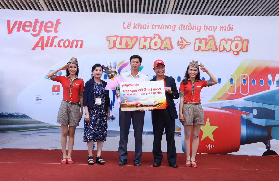 Vietjet còn dành tặng 200 thẻ Bảo hiểm y tế cho người nghèo tỉnh Phú Yên