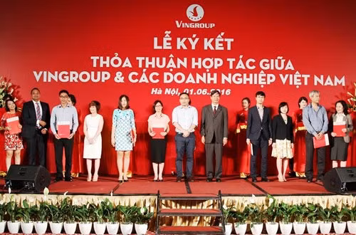 Lễ ký kết hợp tác đợt 1 giữa Vingroup với gần 250 doanh nghiệp Việt tham gia chương trình “Đồng hành, hỗ trợ và thúc đẩy sản xuất nội địa”. Lễ ký kết hợp tác đợt 1 giữa Vingroup với gần 250 doanh nghiệp Việt tham gia chương trình “Đồng hành, hỗ trợ và thúc đẩy sản xuất nội địa”.