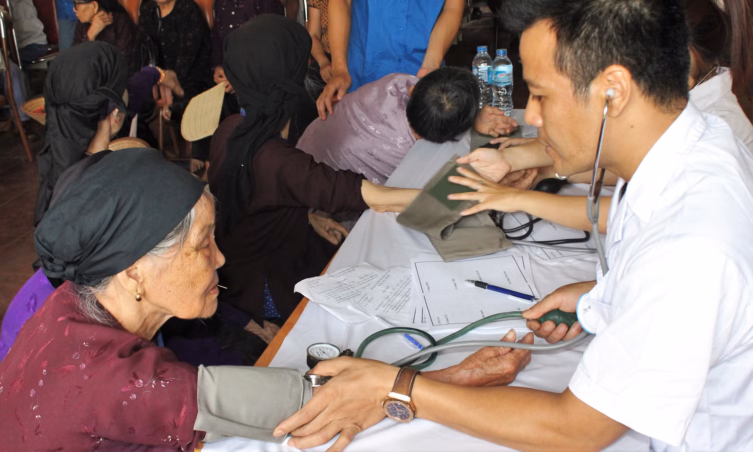 Thăm khám bệnh cho cho các đối tượng chính sách, người có công và thân nhân các gia đình liệt sỹ trên địa bàn huyện Mê Linh, TP.Hà Nội. Thăm khám bệnh cho cho các đối tượng chính sách, người có công và thân nhân các gia đình liệt sỹ trên địa bàn huyện Mê Linh, TP.Hà Nội.