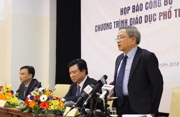 Thầy Nguyễn Minh Thuyết, Tổng Chủ biên chương trình giáo dục phổ thông mới trong buổi họp báo ngày 27/12/2018 công bố chương trình giáo dục phổ thông mới (ảnh: moet.gov.vn)