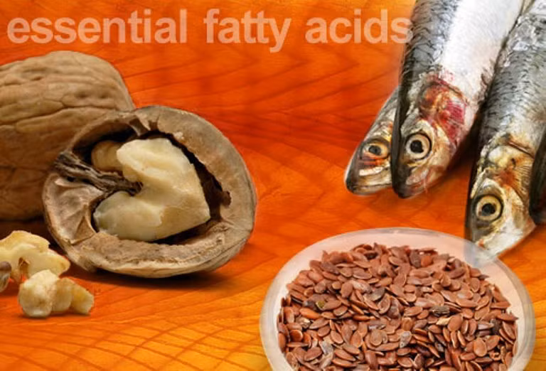 8. Axít béo: Những loại axít béo như omega-3 và omega-6 giúp có tác dụng giữ ẩm cho da và giúp da luôn mịn màng và trẻ trung. Những thực phẩm giàu axít béo bao gồm: ô liu, quả óc chó, cá hồi, cá thu...