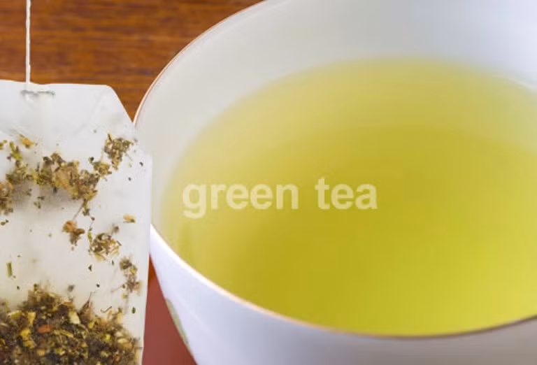 10. Trà xanh: Trà xanh được coi như một loại tiên dược tự nhiên dành cho da của bạn. Trà xanh rất giàu chất chống ôxy hóa, giúp giảm viêm nhiễm, làm chậm quá trình phá hủy DNA và giúp da không bị cháy nắng. Hiện nay, trà xanh đã được bổ sung vào một số loại mỹ phẩm.