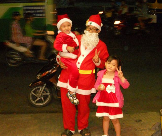 Các em nhỏ hạnh phúc khi được Ông già Noel tận tay trao những món quà mong ước. Các em nhỏ hạnh phúc khi được Ông già Noel tận tay trao những món quà mong ước.
