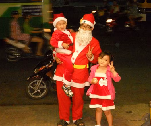 Các em nhỏ hạnh phúc khi được Ông già Noel tận tay trao những món quà mong ước.