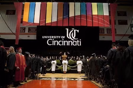Trường đại học Cincinnati, bang Ohio.