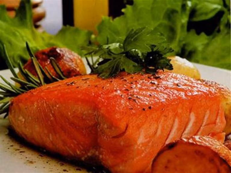 3. Cá hồi: Cá hồi chứa axit béo omega-3, có liên quan tới giảm nguy cơ thoái hóa điểm vàng, nhất là liên quan đến tuổi tác.