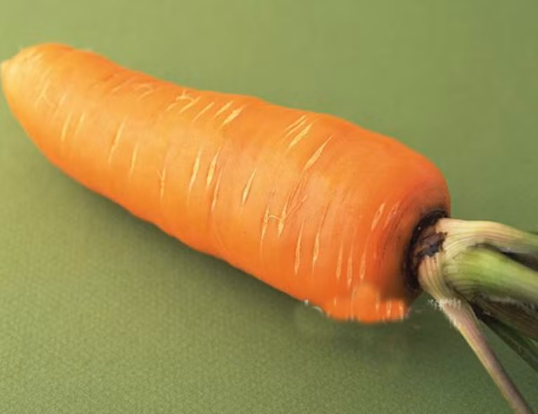 1. Cà rốt: Cà rốt có chứa beta-carotene được gọi là carotenoid. Cơ thể của bạn chuyển đổi beta-carotene thành vitamin A - là một chất chống oxy hóa. Chất chống oxy hóa như vitamin A rất cần thiết đối với sức khỏe mắt.