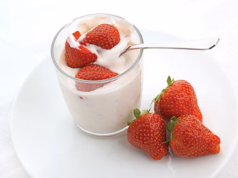 7. Sữa chua: Sữa chua có chứa kẽm, giúp cơ thể hấp thụ chất chống oxy hóa như vitamin A.
